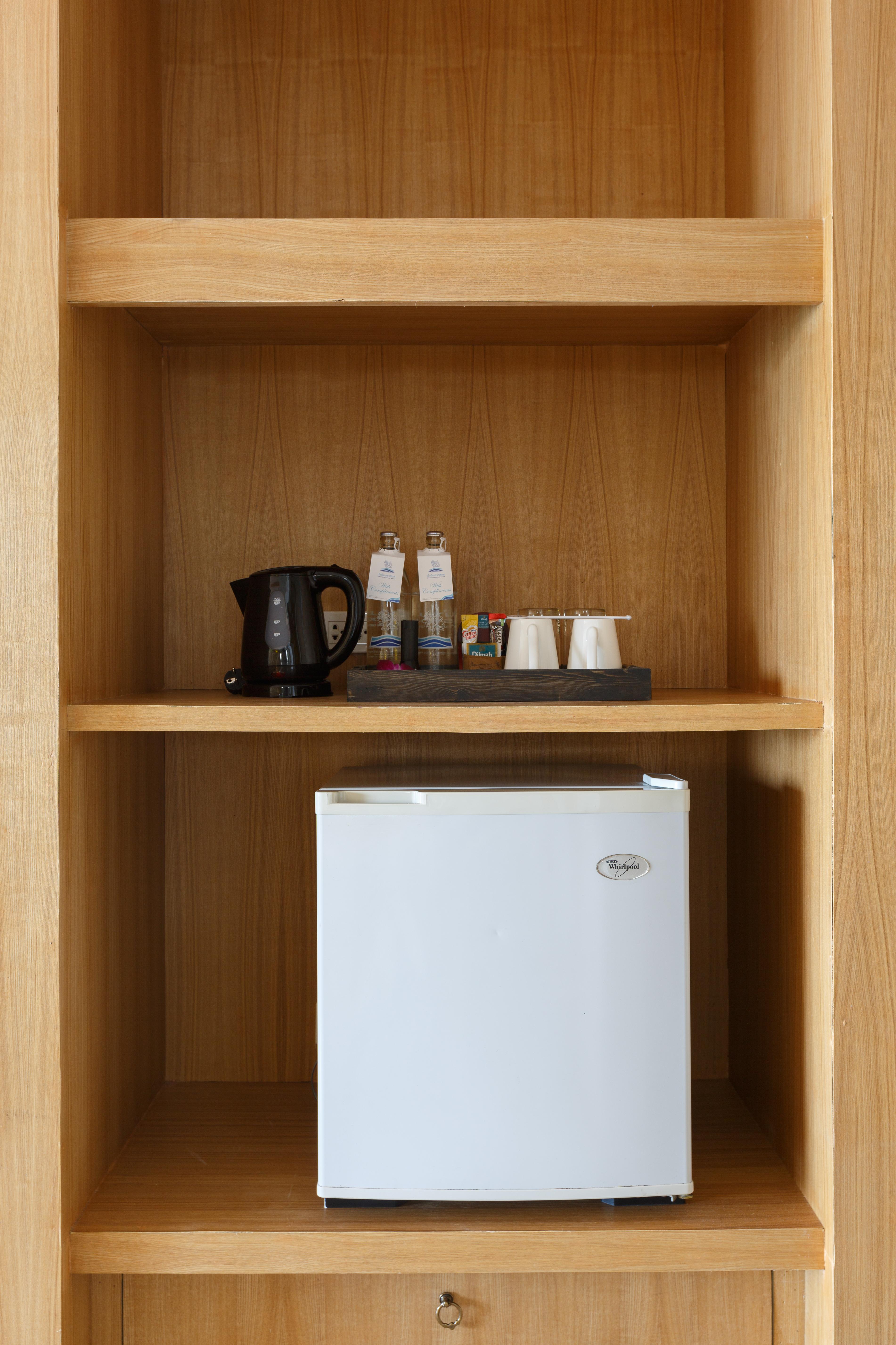 Namaka Resort Kamala Zewnętrze zdjęcie A small refrigerator in a hotel room