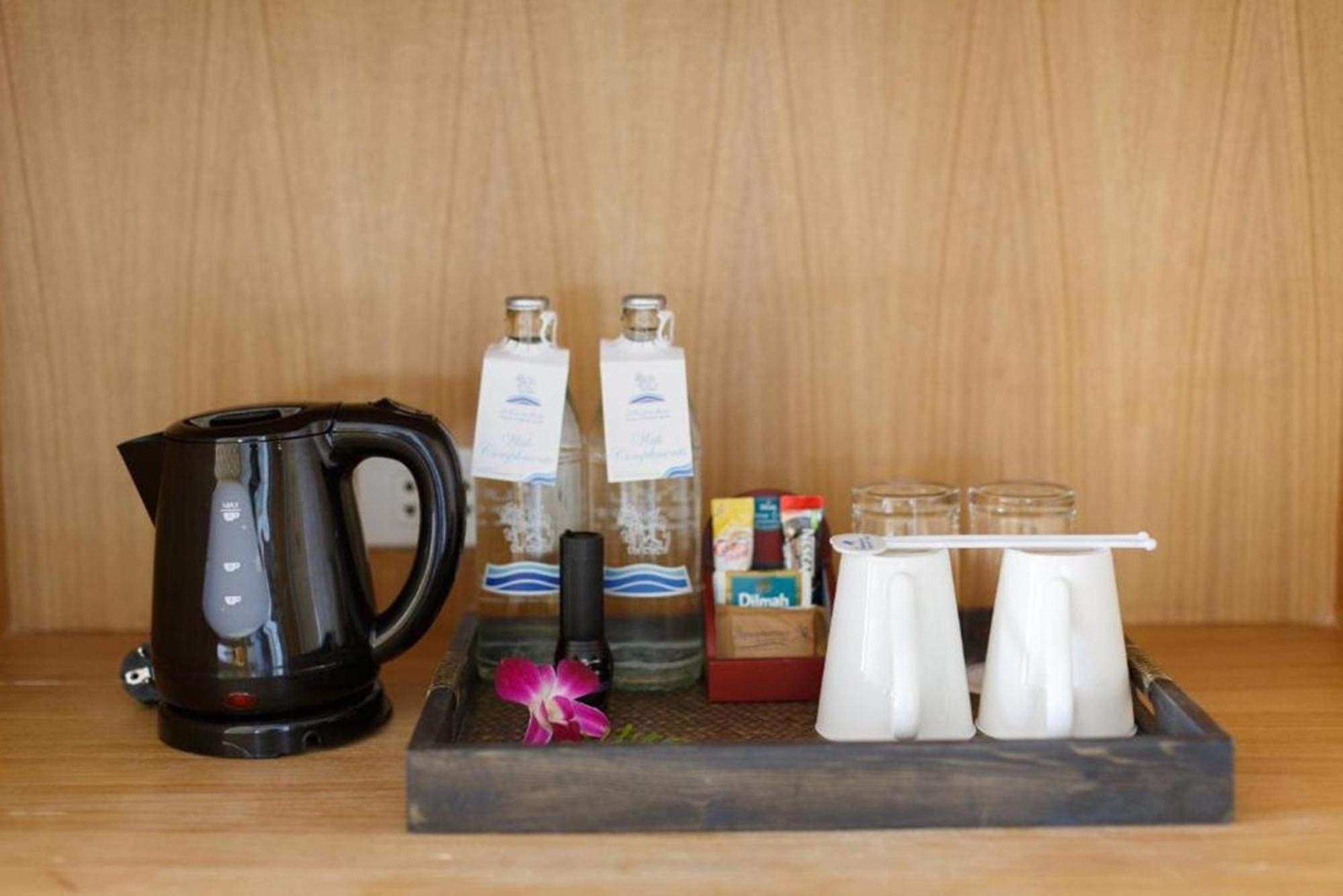 Namaka Resort Kamala Zewnętrze zdjęcie A kettle and bottled water in a hotel room