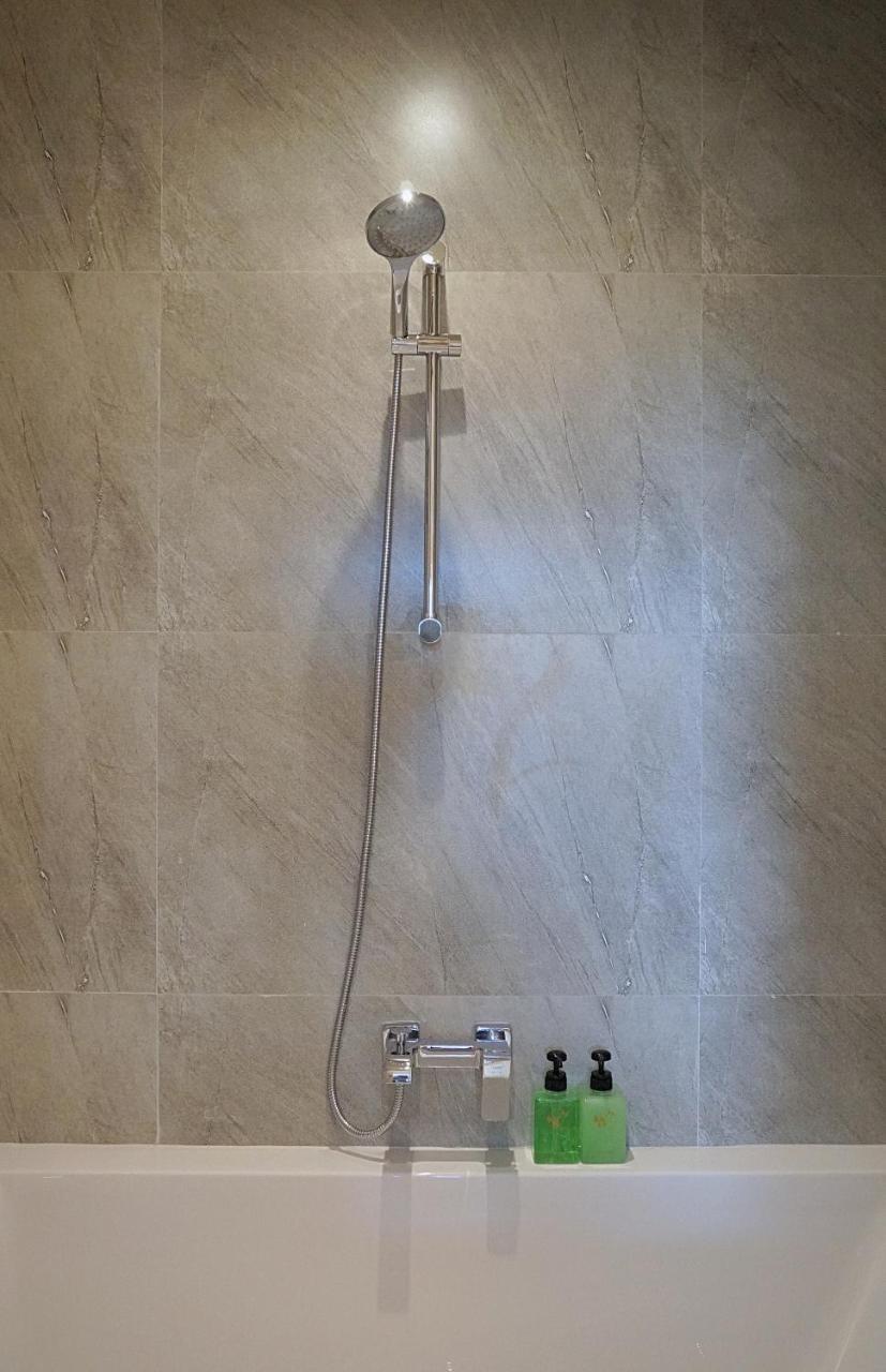 Namaka Resort Kamala Zewnętrze zdjęcie A shower rail